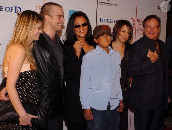 La famille de Robin Williams : son fils aîné Zachary et sa copine, sa fille Zelda, son fils Cody et Marsha, sa deuxième épouse, à Tribeca le 7 mai 2004