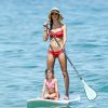 Alessandra Ambrosio et sa fille Anja font du paddle à Maui. Hawaï, le 13 août 2014.