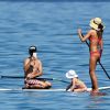Alessandra Ambrosio et sa fille Anja font du paddle à Maui. Hawaï, le 13 août 2014.