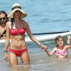Alessandra Ambrosio, maman sexy en bikini avec sa fille Anja à Maui. Hawaï, le 13 août 2014.