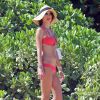 Alessandra Ambrosio, divine en bikini corail, profite de la plage à Maui, Hawaï, le 13 août 2014.