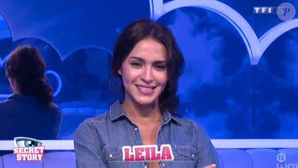 Leïla ne supporte pas que Sara drague également Steph - Episode de "Secret Story 8" sur TF1. Jeudi 14 août 2014.