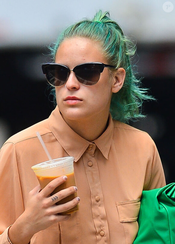Tallulah Willis, les cheveux teint en vert, se balade dans les rues de New York, le 27 juin 2014.