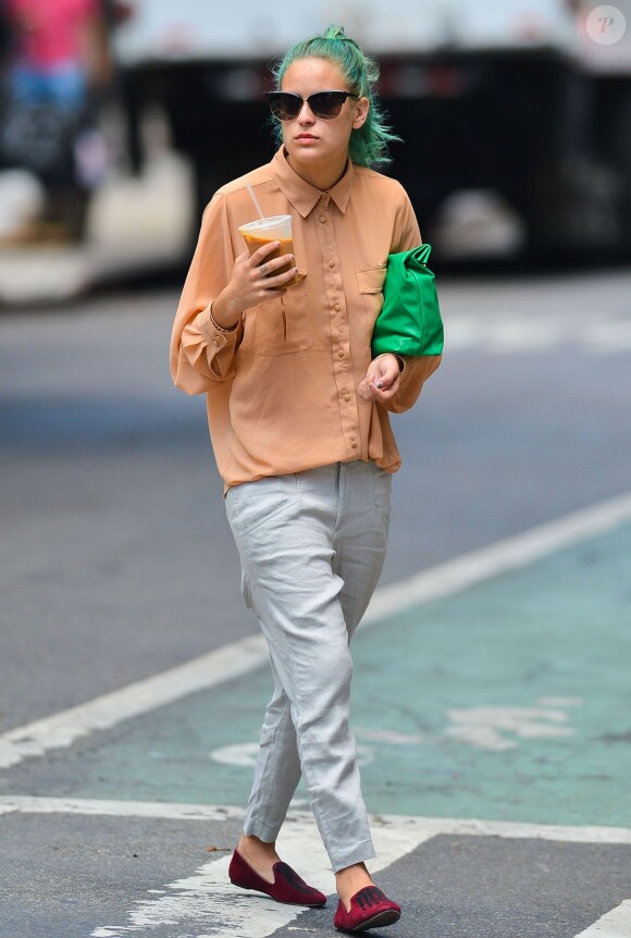Tallulah Willis, les cheveux teint en vert, dans les rues de New York, le 27 juin 2014.