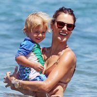 Alessandra Ambrosio : Maman torride en bikini, elle s'éclate à Hawaï