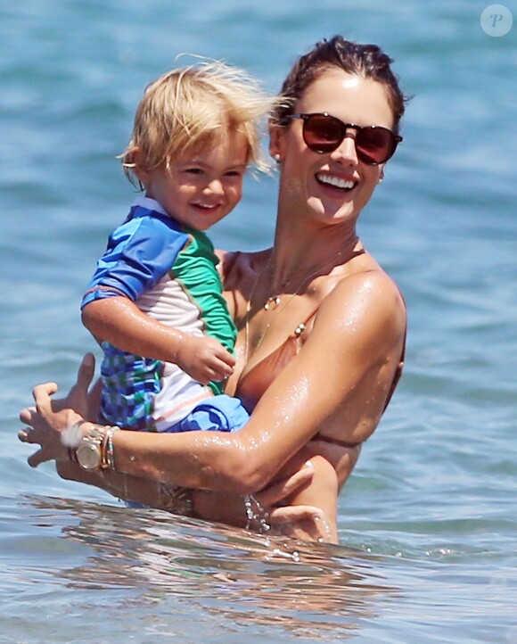 Alessandra Ambrosio et son fils Noah profitent d'un bel après-midi sur une plage de Maui, à Hawaï. Le 14 août 2014.
