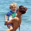 Alessandra Ambrosio et son fils Noah profitent d'un bel après-midi sur une plage de Maui, à Hawaï. Le 14 août 2014.