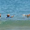Alessandra Ambrosio, Jamie Mazur et leur fils Noah à la plage à Maui. Hawaï, le 14 août 2014.