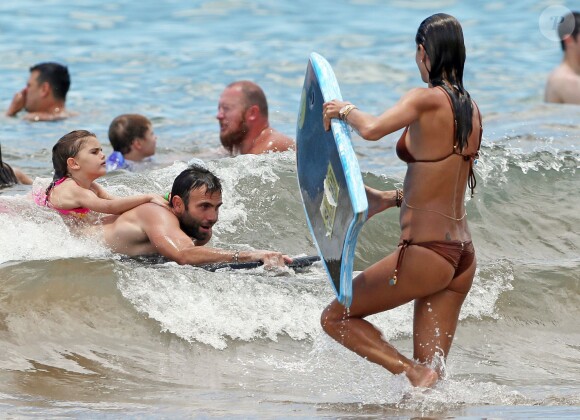 Alessandra Ambrosio, Jamie Mazur et leur fille Anja se baignent à Maui. Hawaï, le 14 août 2014.