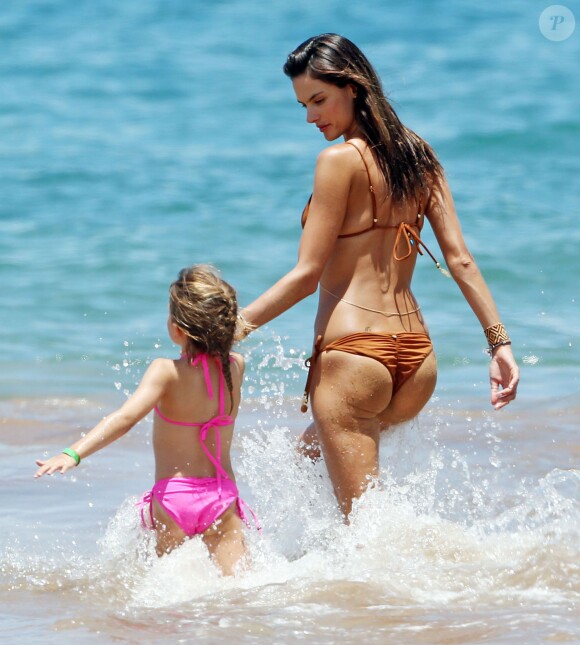Alessandra Ambrosio et sa fille Anja se baignent à Maui. Hawaï, le 14 août 2014.