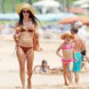 Alessandra Ambrosio et sa fille Anja profitent du beau temps sur une plage de Maui. Hawaï, le 14 août 2014.