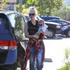 Gwen Stefani, son mari Gavin Rossdale et leurs fils Kingston et Apollo Rossdale profitent d'une journée ensemble à Los Angeles, le 15 août 2014.