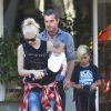 Gwen Stefani, son époux Gavin Rossdale et leurs fils Kingston et Apollo Rossdale profitent d'une journée ensemble à Los Angeles, le 15 août 2014.