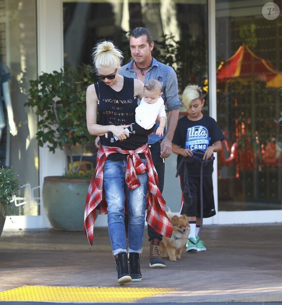 Gwen Stefani, son époux Gavin Rossdale et leurs fils Kingston et Apollo Rossdale profitent d'une journée ensemble à Los Angeles, le 15 août 2014.