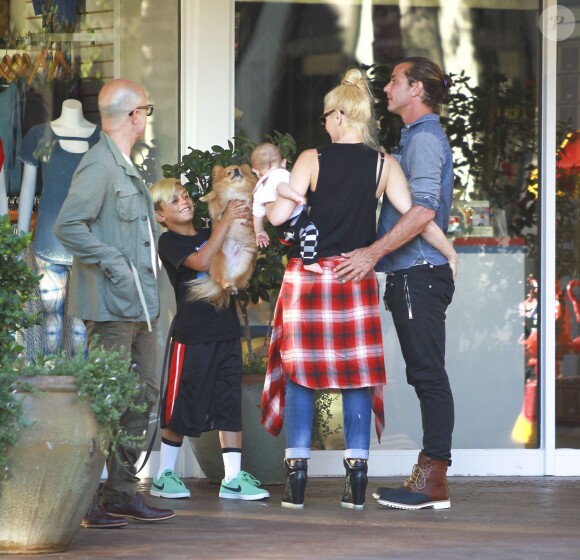 Gwen Stefani, son mari Gavin Rossdale et leurs fils Kingston et Apollo profitent d'une journée ensemble à Los Angeles, le 15 août 2014.