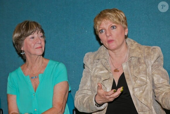 Charlotte Stewart (Miss Beadle) et Alison Arngrim (Nellie Oleson) lors de la fête organisée pour les 40 ans de la série "La petite maison dans la prairie" par l'association Prairie Land au Palais Neptune à Toulon, le 16 août 2014, en présence pour le première fois en France de 4 acteurs de la série.