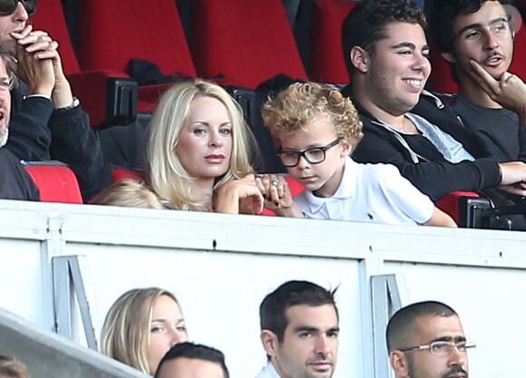Helena Seger (Femme de Zlatan Ibrahimovic) et ses enfants Maximillian et Vincent assistent au match PSG-Bastia pour la 2ème journée 2014/2015 au Parc des Princes le 16 août 2014 à Paris.
