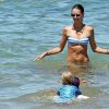 Alessandra Ambrosio, son fiancé Jamie Mazur et leurs enfants Noah et Anja passent la journée à la plage lors de leurs vacances à Hawai, le 17 août 2014.