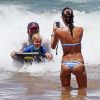 Le top brésilien Alessandra Ambrosio, son fiancé Jamie Mazur et leurs enfants Noah et Anja passent la journée à la plage lors de leurs vacances à Hawai, le 17 août 2014.