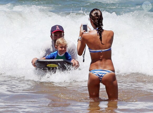Le top brésilien Alessandra Ambrosio, son fiancé Jamie Mazur et leurs enfants Noah et Anja passent la journée à la plage lors de leurs vacances à Hawai, le 17 août 2014.