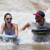 Alessandra Ambrosio et son fiancé Jamie Mazur s'éclatent sur leur bodyboard à Hawai, le 17 août 2014.