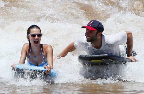 Alessandra Ambrosio et son fiancé Jamie Mazur s'éclatent sur leur bodyboard à Hawai, le 17 août 2014.