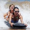 Alessandra Ambrosio et sa fille Anja s'essayent au bodyboard à la plage lors de leurs vacances à Hawai, le 17 août 2014.