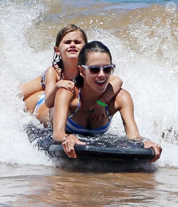Alessandra Ambrosio et sa fille Anja s'essayent au bodyboard à la plage lors de leurs vacances à Hawai, le 17 août 2014.