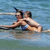 Alessandra Ambrosio, son fiancé Jamie Mazur et leurs enfants Noah et Anja passent la journée à la plage lors de leurs vacances à Hawai, le 17 août 2014.