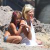 Tori Spelling joue sur la plage de Malibu avec son mari Dean McDermott et leurs enfants, le 16 août 2014.