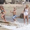 Stella McDermott, Liam McDermott et Tori Spelling Tori Spelling, son mari Dean McDermott et leurs enfants jouent sur la plage à Malibu, le 16 août 2014.