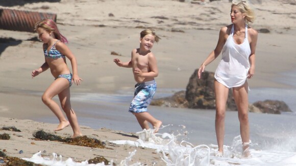 Tori Spelling : Maman relax à la plage, à nouveau inséparable de son mari Dean