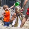 Tori Spelling, son mari Dean McDermott et leurs enfants jouent sur la plage à Malibu, le 16 août 2014.