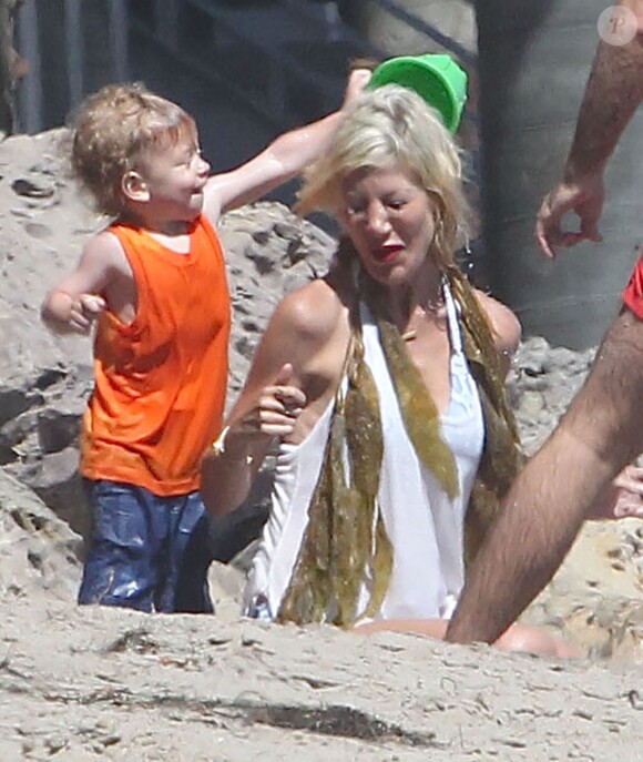 Tori Spelling, son mari Dean McDermott et leurs enfants jouent sur la plage à Malibu, le 16 août 2014.