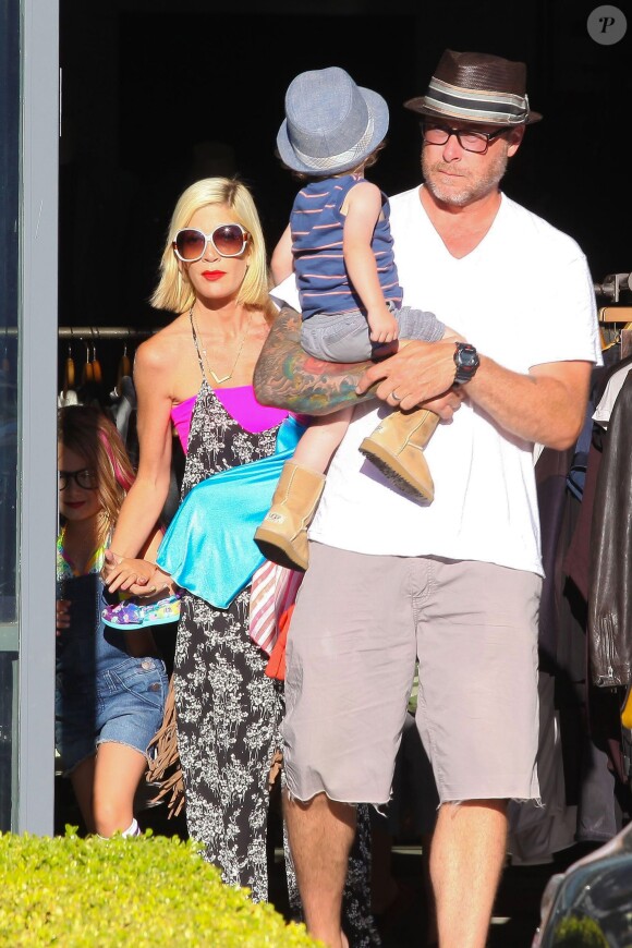 Tori Spelling et Dean McDermott avec leurs enfants dans les rues de Malibu, le 15 août 2014.