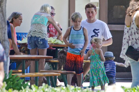 Tori Spelling en compagnie de son mari Dean et de leurs enfants à Malibu, le 13 août 2014.
