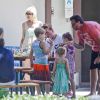 Tori Spelling en compagnie de son mari Dean et leurs enfants dans les rues de Malibu, le 13 août 2014.