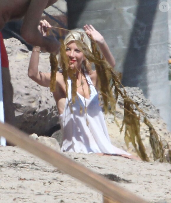 Tori Spelling, son mari Dean McDermott et leurs enfants jouent sur la plage à Malibu, le 16 août 2014. Tori Spelling a reçu de la part de ses enfants un joli collier d'algues et un saut d'eau sur la tête. Dean McDermott semble bien portant dans son marcel gris.