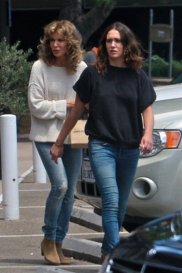 Exclusif - Jaclyn Smith, ex-Drôle de Dame, et sa fille Spencer Margaret Richmond font du shopping à Montecito, le 27 juillet 2014.