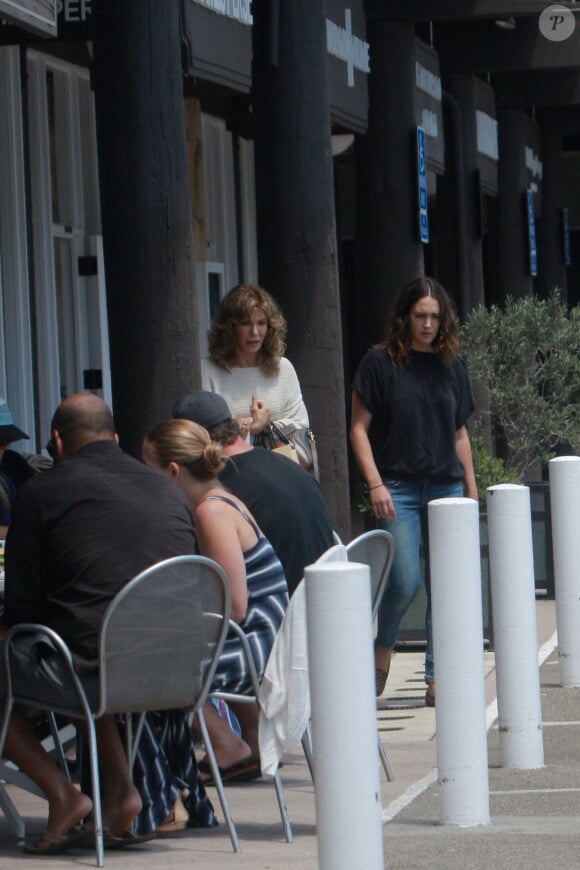 Exclusif - Jaclyn Smith, ancienne Drôle de Dame, et sa fille Spencer Margaret Richmond font du shopping à Montecito, le 27 juillet 2014.