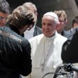  Le pape François reçoit une Harley Davidson au Vatican en juin 2013.  