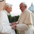 Le pape François avec Benoît XVI au Vatican le 23 décembre 2013.