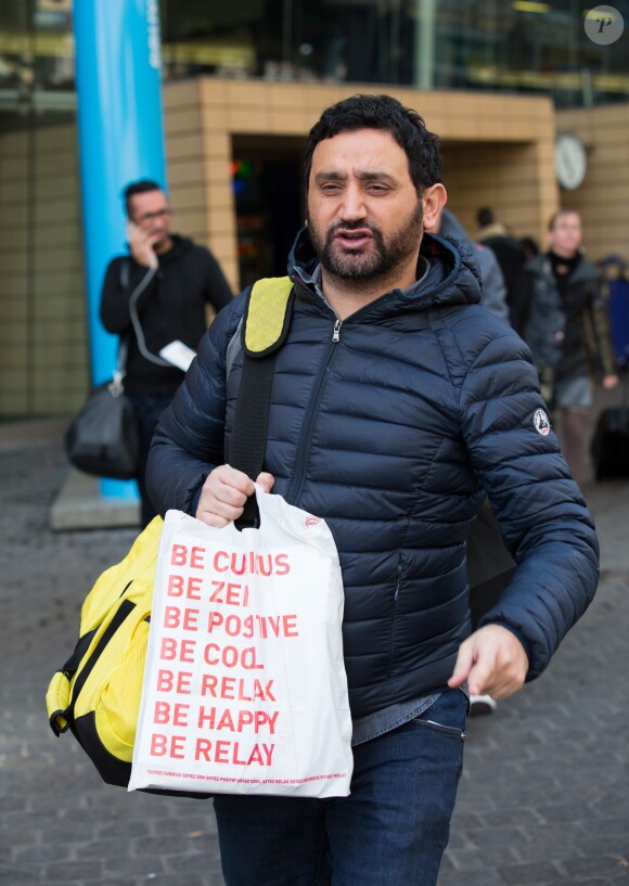 Exclusif - Cyril Hanouna, animateur de l'émission "Touche pas à mon poste", arrive en Thalys en provenance de Paris, à la gare du Midi, à Bruxelles. Le 26 avril 2014.