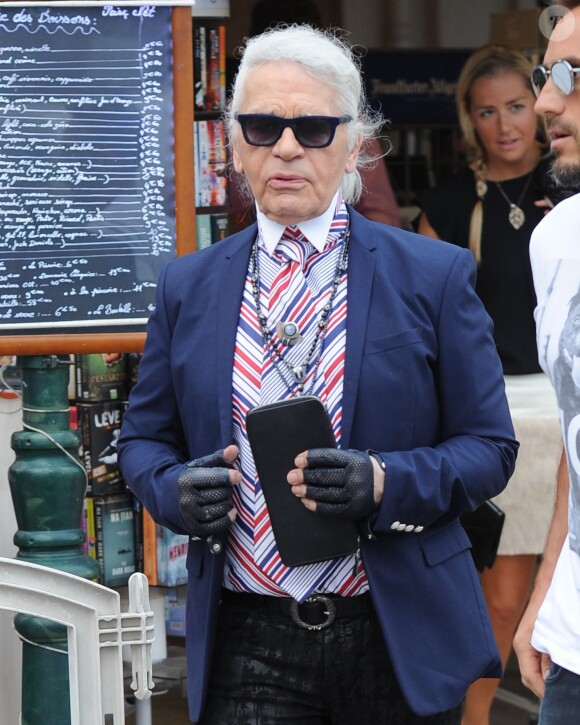 Karl Lagerfeld fait du shopping à Saint-Tropez, le 25 juillet 2014.