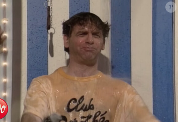 Jacky se prend un seau d'eau lors du Club Dorothée sur TF1 dans les années 90