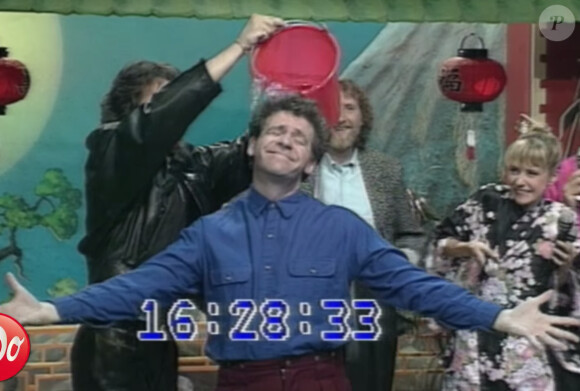 Jacky se prend un seau d'eau glacée lors du Club Dorothée sur TF1 dans les années 90