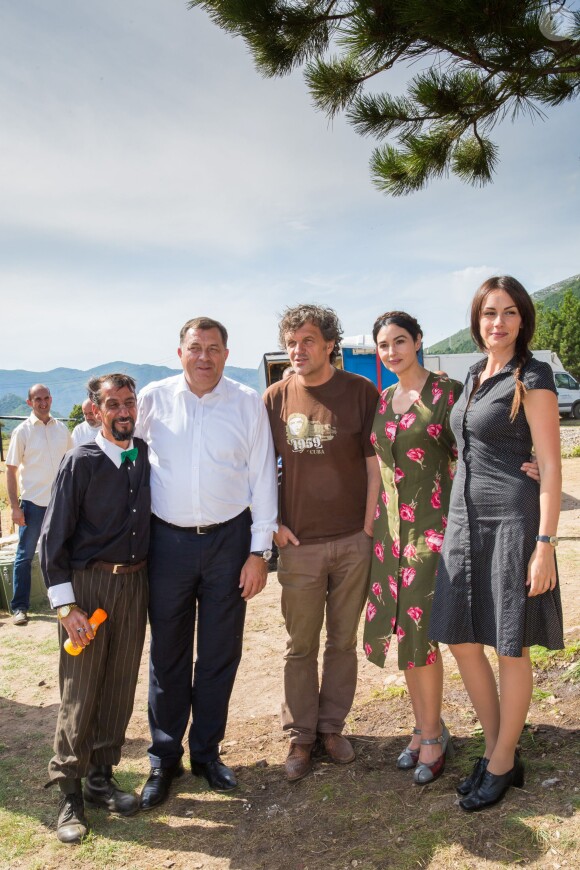 Le tournage du film d'Emir Kusturica avec Monica Bellucci à Trebinje, dans le sud de la Bosnie - 20 août 2014. Le président de la République serbe de Bosnie Milorad Dodik pose avec l'équipe.