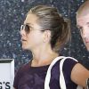 Exclusif - Jennifer Aniston se rend dans son institut de beauté préféré accompagnée de son garde du corps à Beverly Hills, le 1er août 2014.