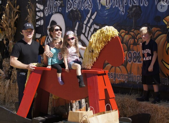 Neal McDonough avec sa femme et ses filles à Los Angles, le 8 octobre 2011.
