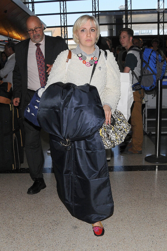 Lena Dunham et la productrice de "Girls" Jenni Konner à l'aéroport de Los Angeles, le 26 août 2014.